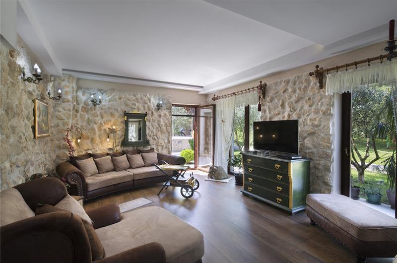 5 bedroom bayside villa with pool near Kotor, sleeps 12