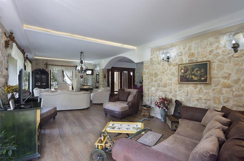 5 bedroom bayside villa with pool near Kotor, sleeps 12