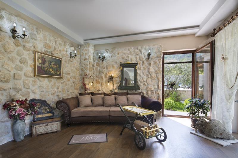 5 bedroom bayside villa with pool near Kotor, sleeps 12