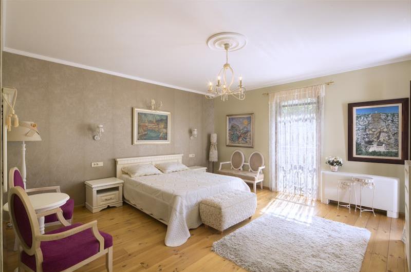 5 bedroom bayside villa with pool near Kotor, sleeps 12