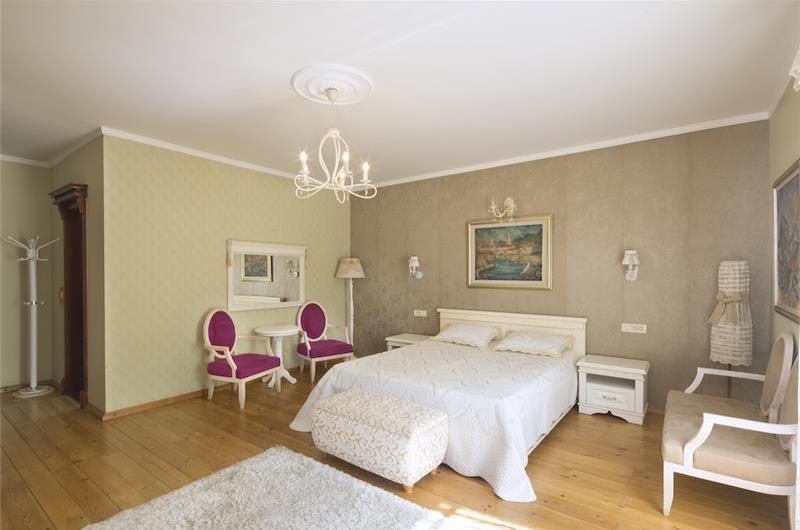 5 bedroom bayside villa with pool near Kotor, sleeps 12