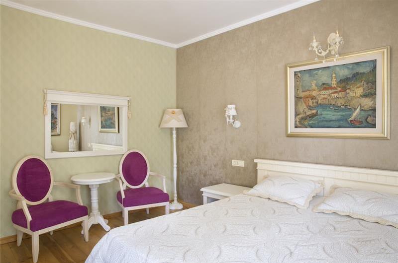 5 bedroom bayside villa with pool near Kotor, sleeps 12