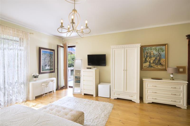 5 bedroom bayside villa with pool near Kotor, sleeps 12