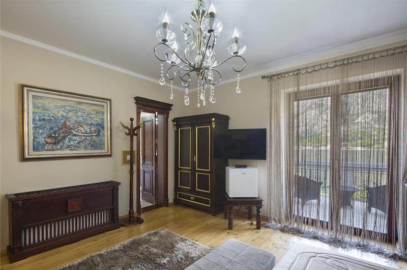 5 bedroom bayside villa with pool near Kotor, sleeps 12