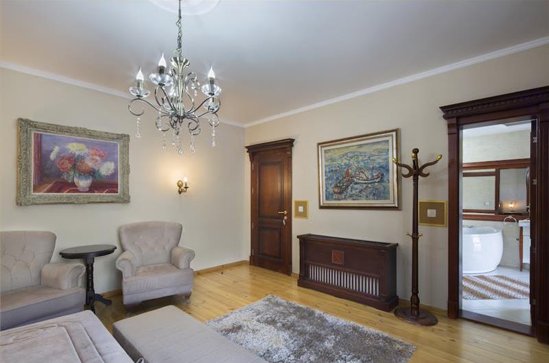 5 bedroom bayside villa with pool near Kotor, sleeps 12