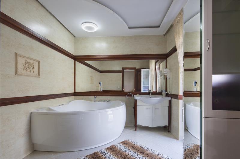 5 bedroom bayside villa with pool near Kotor, sleeps 12