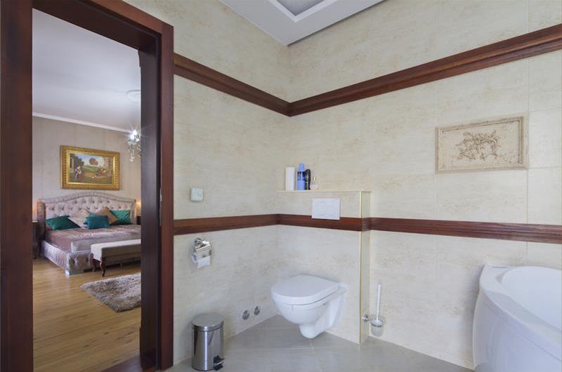5 bedroom bayside villa with pool near Kotor, sleeps 12