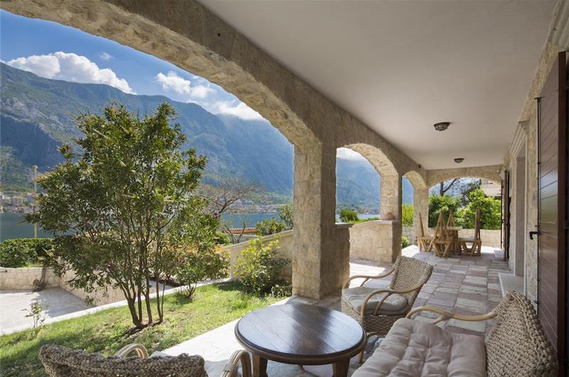 5 bedroom bayside villa with pool near Kotor, sleeps 12
