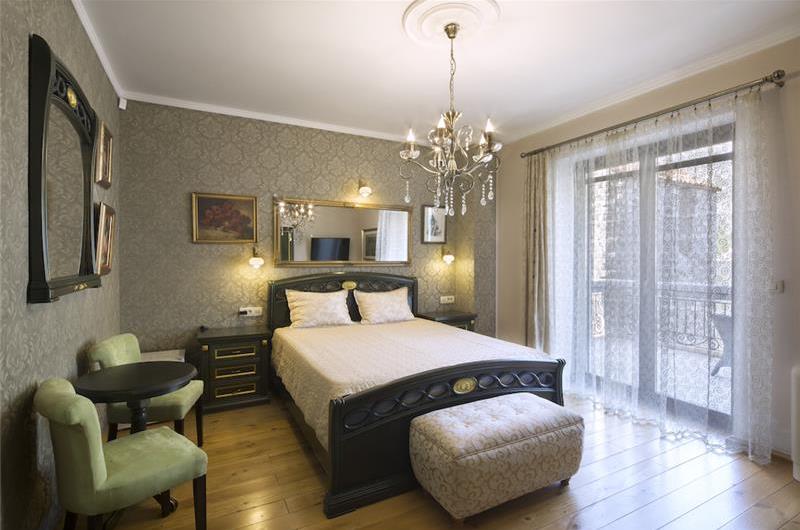 5 bedroom bayside villa with pool near Kotor, sleeps 12