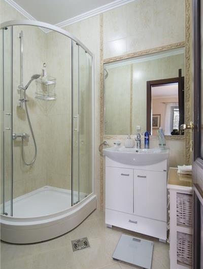 5 bedroom bayside villa with pool near Kotor, sleeps 12
