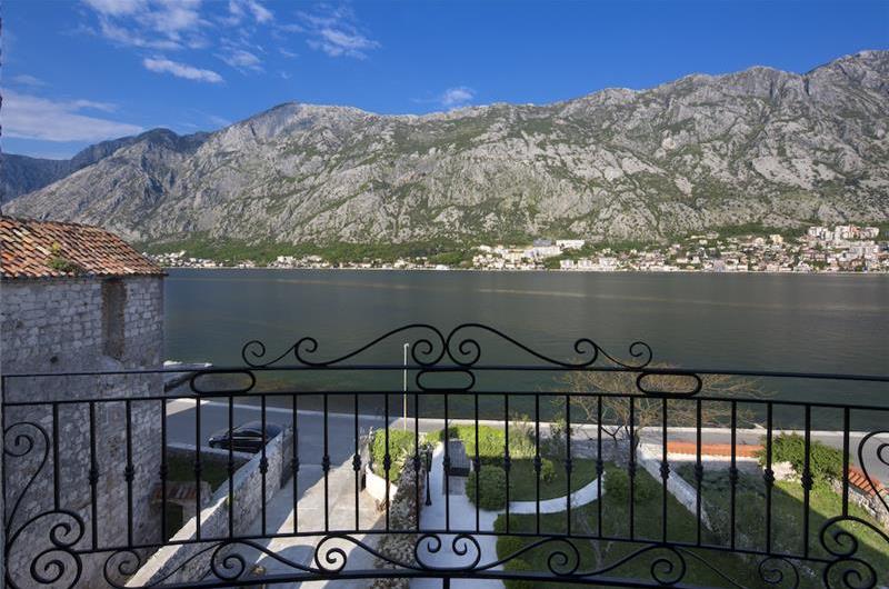 5 bedroom bayside villa with pool near Kotor, sleeps 12