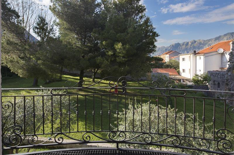 5 bedroom bayside villa with pool near Kotor, sleeps 12