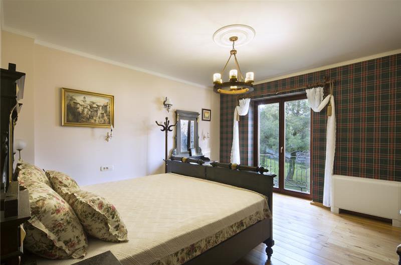 5 bedroom bayside villa with pool near Kotor, sleeps 12