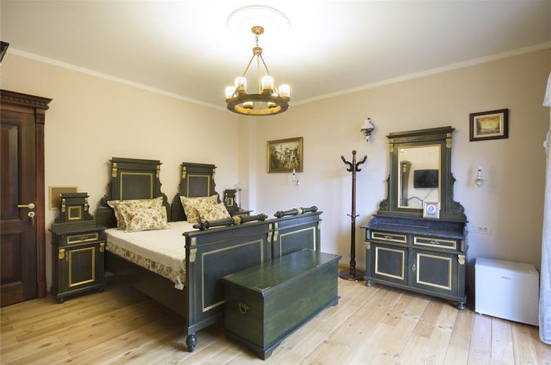 5 bedroom bayside villa with pool near Kotor, sleeps 12