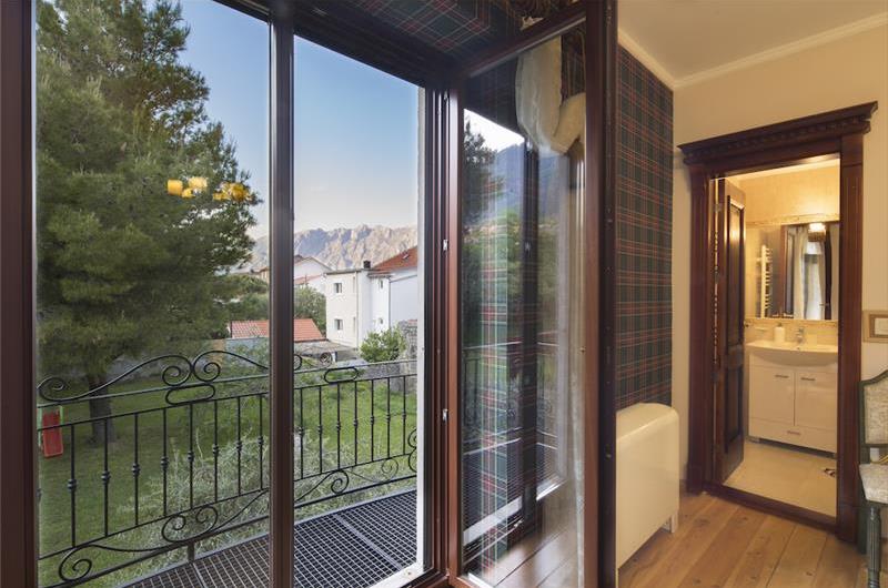5 bedroom bayside villa with pool near Kotor, sleeps 12