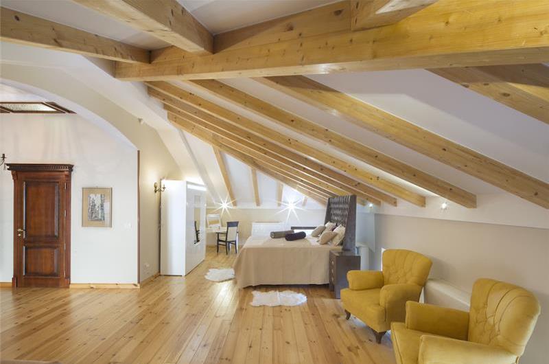 5 bedroom bayside villa with pool near Kotor, sleeps 12