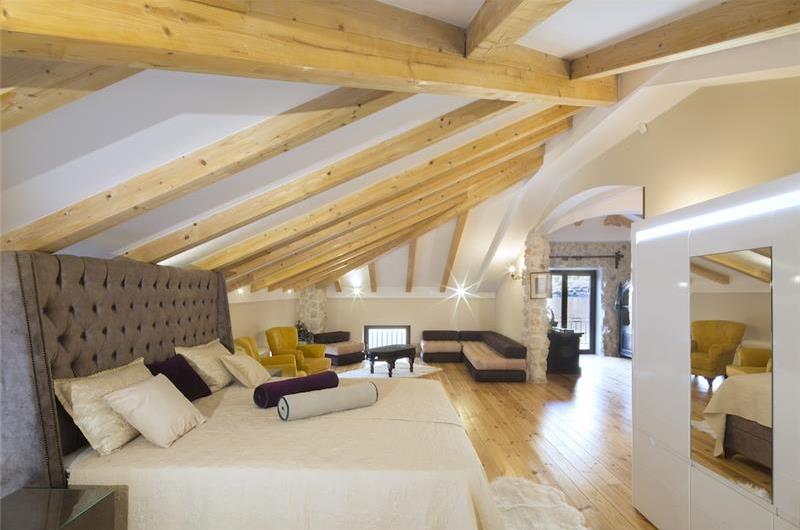 5 bedroom bayside villa with pool near Kotor, sleeps 12