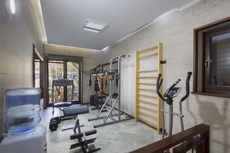 5 bedroom bayside villa with pool near Kotor, sleeps 12