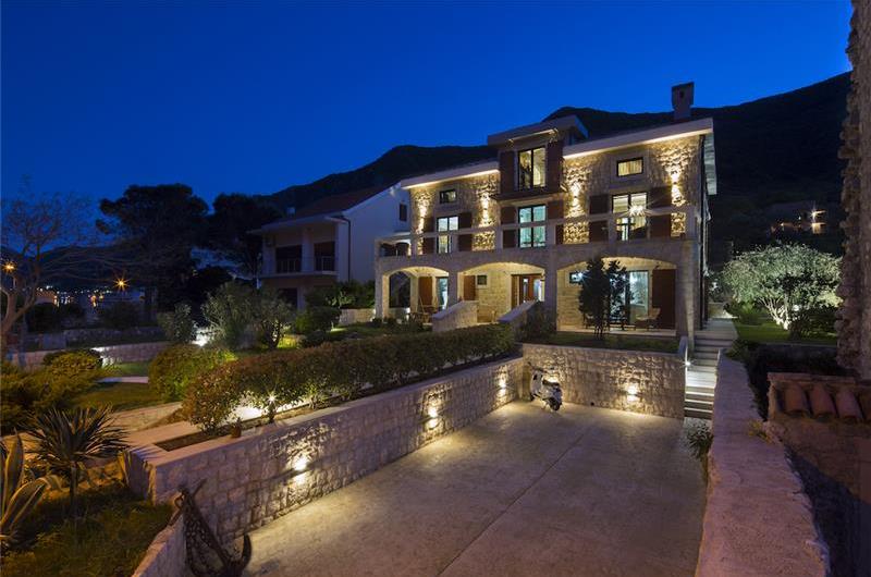 5 bedroom bayside villa with pool near Kotor, sleeps 12