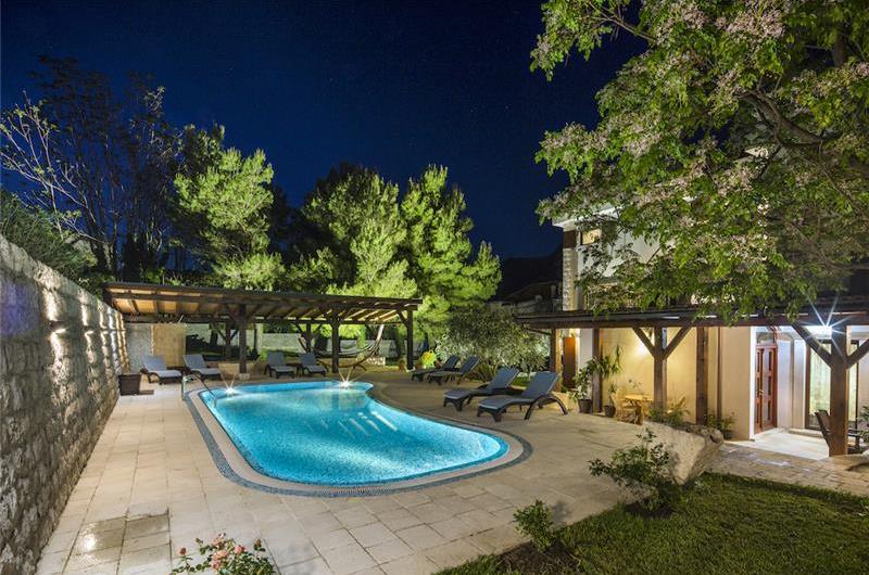 5 bedroom bayside villa with pool near Kotor, sleeps 12
