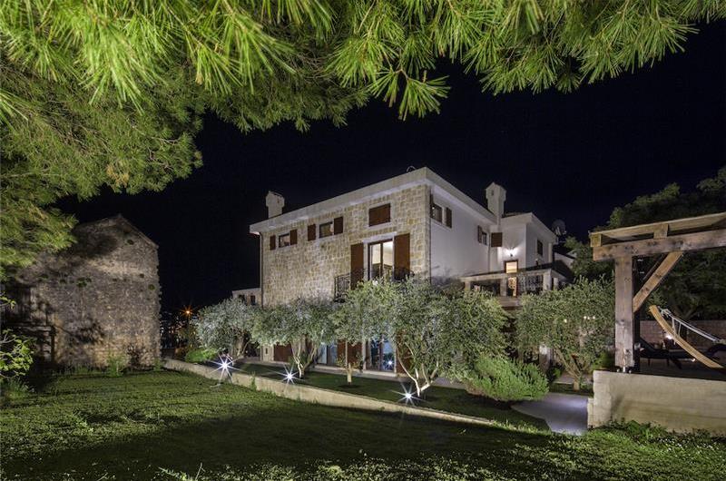 5 bedroom bayside villa with pool near Kotor, sleeps 12