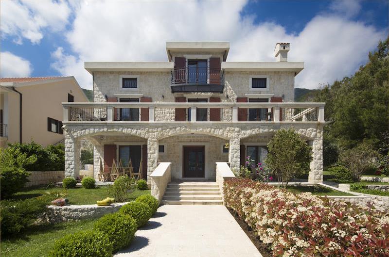 5 bedroom bayside villa with pool near Kotor, sleeps 12