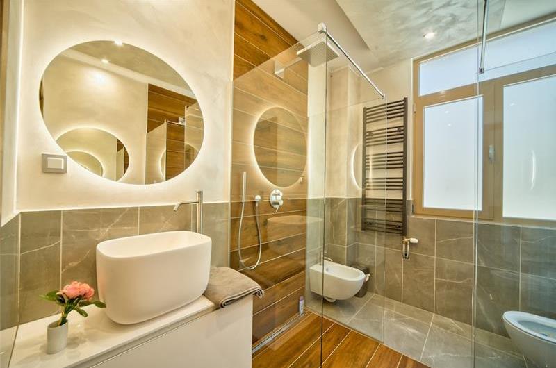 6 bedroom villa with pool and roof terrace, Sveti Stefan, sleeps 12