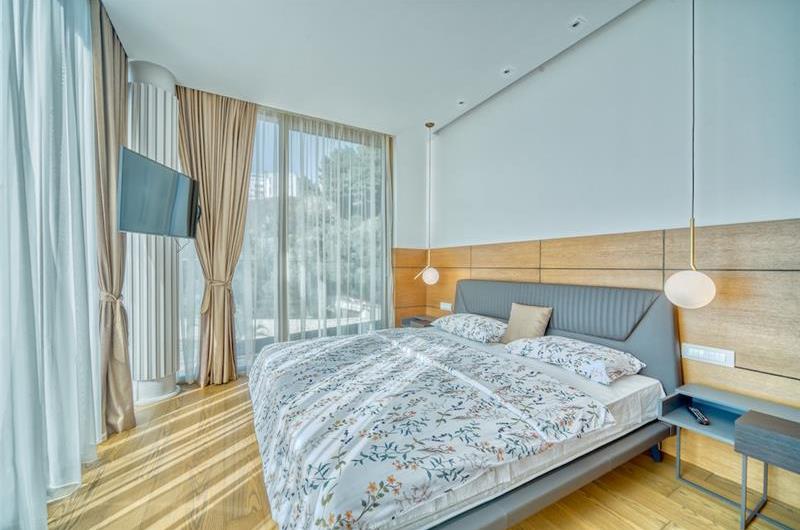 6 bedroom villa with pool and roof terrace, Sveti Stefan, sleeps 12