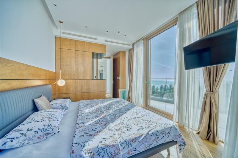 6 bedroom villa with pool and roof terrace, Sveti Stefan, sleeps 12