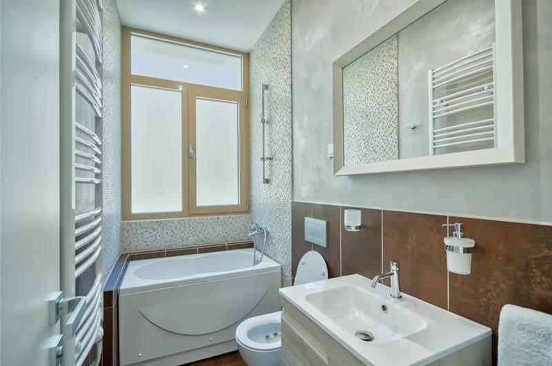 6 bedroom villa with pool and roof terrace, Sveti Stefan, sleeps 12