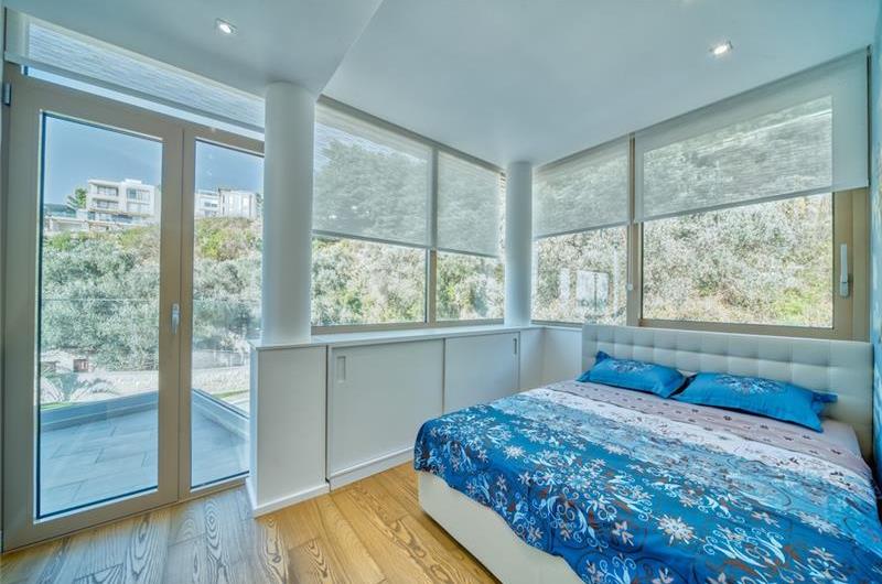 6 bedroom villa with pool and roof terrace, Sveti Stefan, sleeps 12