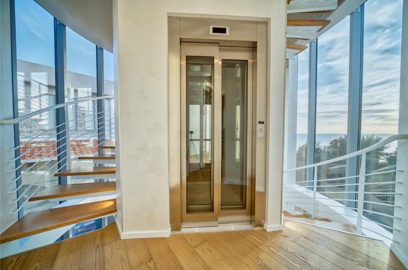 6 bedroom villa with pool and roof terrace, Sveti Stefan, sleeps 12