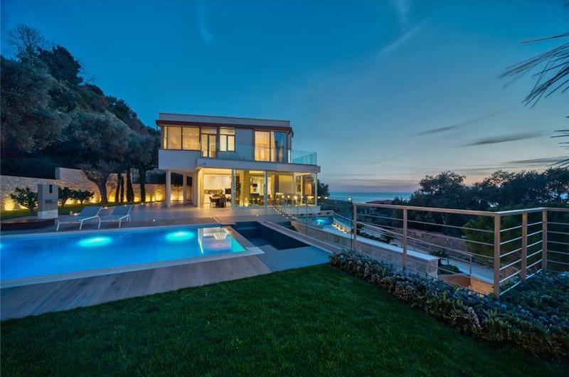 6 bedroom villa with pool and roof terrace, Sveti Stefan, sleeps 12