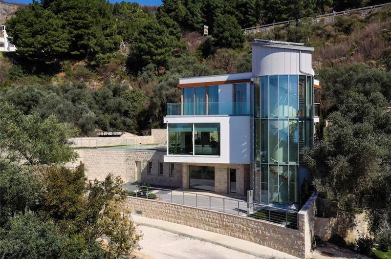 6 bedroom villa with pool and roof terrace, Sveti Stefan, sleeps 12