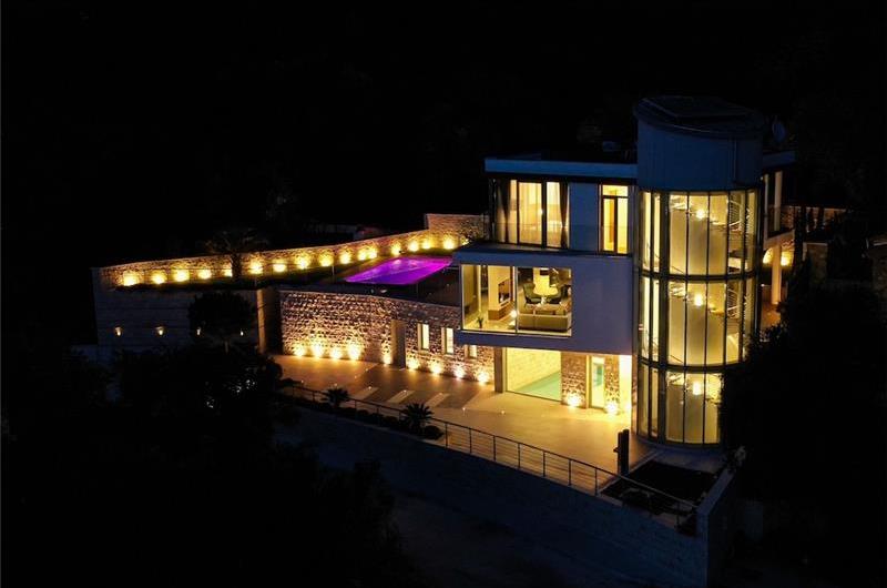 6 bedroom villa with pool and roof terrace, Sveti Stefan, sleeps 12