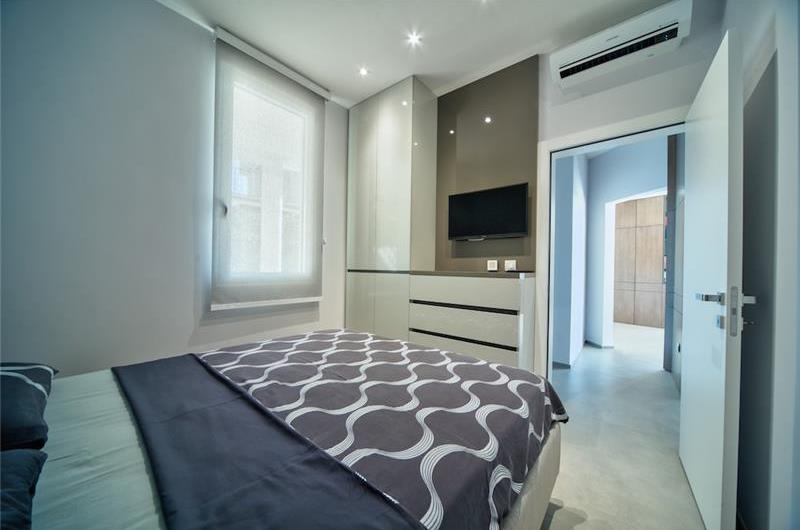 6 bedroom villa with pool and roof terrace, Sveti Stefan, sleeps 12