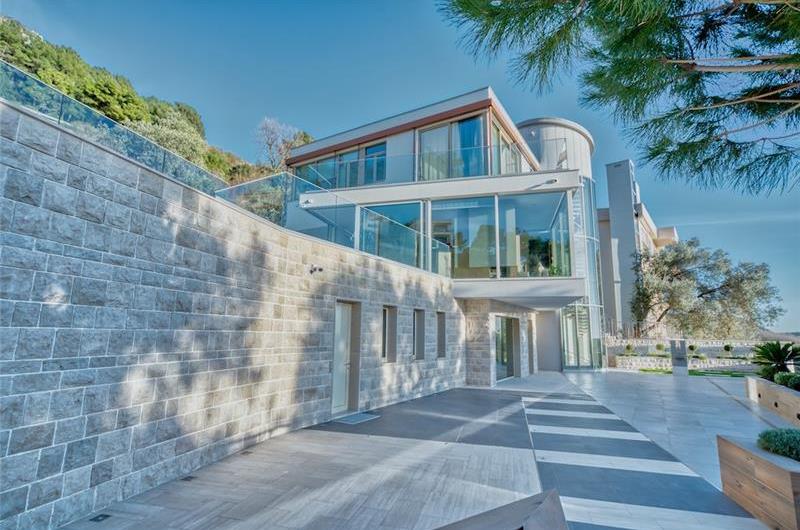 6 bedroom villa with pool and roof terrace, Sveti Stefan, sleeps 12