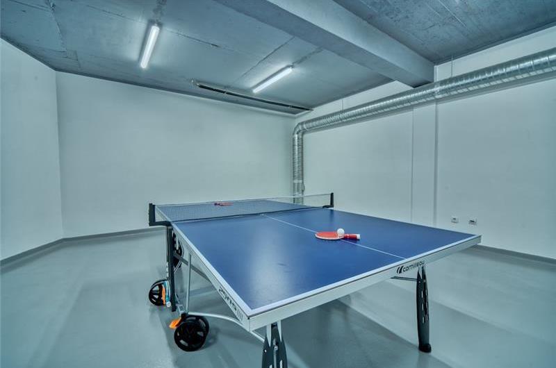 6 bedroom villa with pool and roof terrace, Sveti Stefan, sleeps 12