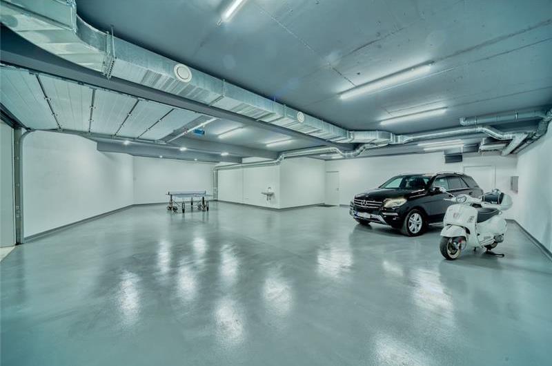 6 bedroom villa with pool and roof terrace, Sveti Stefan, sleeps 12