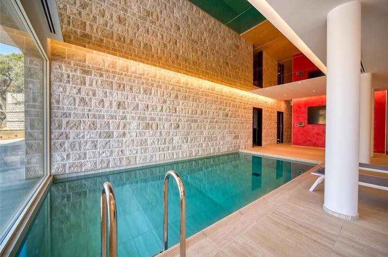 6 bedroom villa with pool and roof terrace, Sveti Stefan, sleeps 12