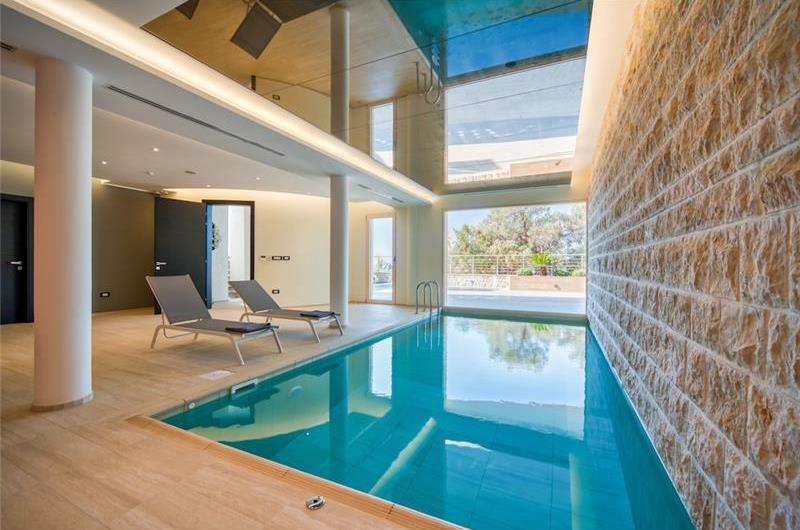 6 bedroom villa with pool and roof terrace, Sveti Stefan, sleeps 12