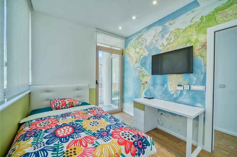 6 bedroom villa with pool and roof terrace, Sveti Stefan, sleeps 12