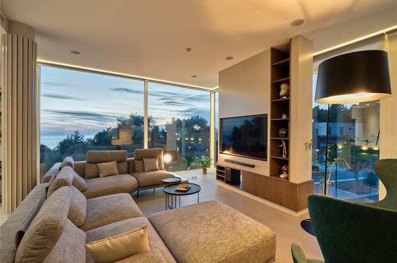 6 bedroom villa with pool and roof terrace, Sveti Stefan, sleeps 12