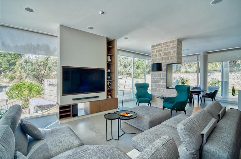 6 bedroom villa with pool and roof terrace, Sveti Stefan, sleeps 12