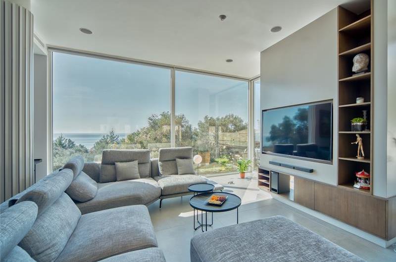 6 bedroom villa with pool and roof terrace, Sveti Stefan, sleeps 12