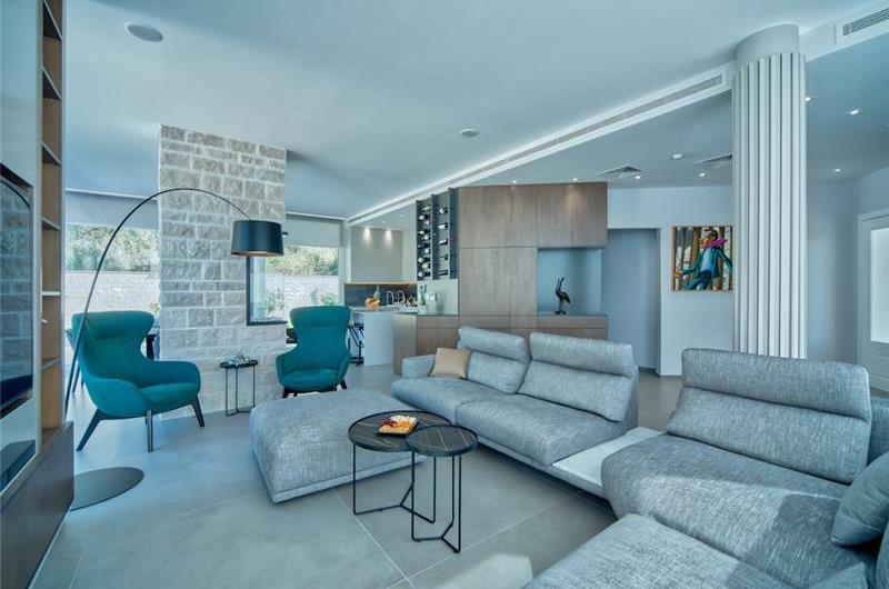 6 bedroom villa with pool and roof terrace, Sveti Stefan, sleeps 12