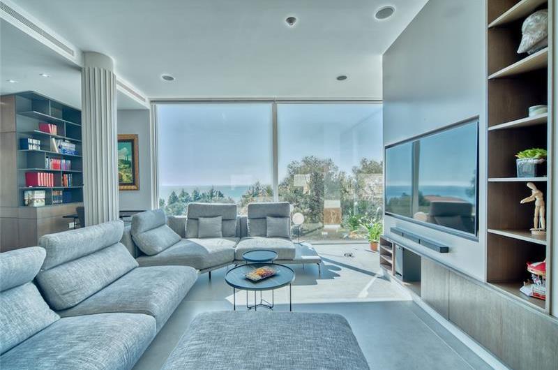 6 bedroom villa with pool and roof terrace, Sveti Stefan, sleeps 12