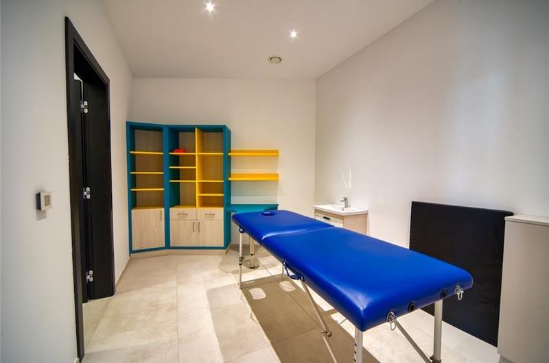 6 bedroom villa with pool and roof terrace, Sveti Stefan, sleeps 12