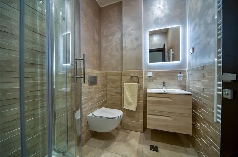 6 bedroom villa with pool and roof terrace, Sveti Stefan, sleeps 12