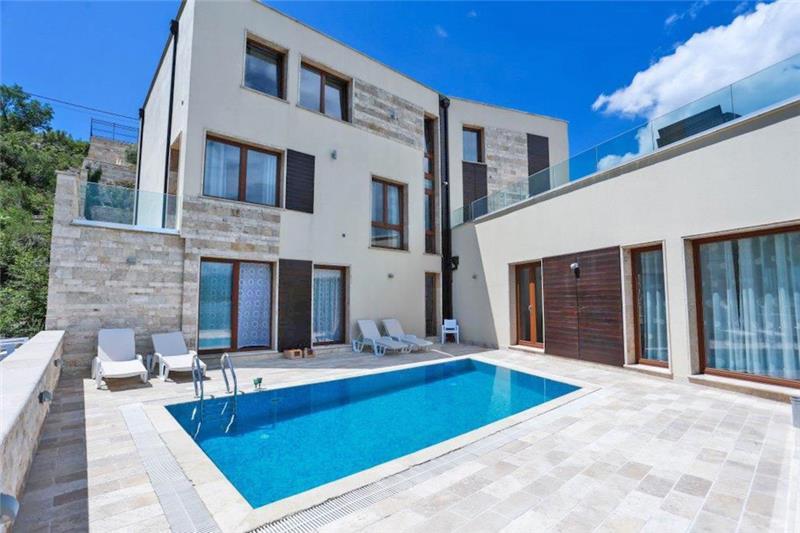 Beachfront villa in Tivat, photograph 1